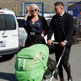 Một cặp đôi Đan Mạch mặc trang phục truyền thống đẩy xe em bé ở thị trấn Klaksvík.